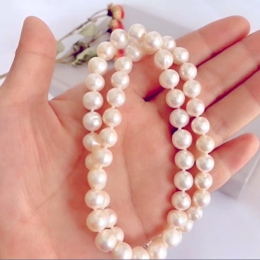 Luxurious Natural freshwater pearls necklace with a large size pearls